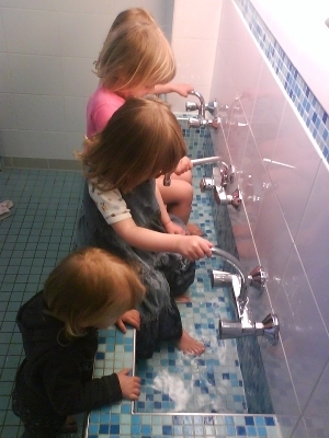 Kinder am Wassertrog im Bad